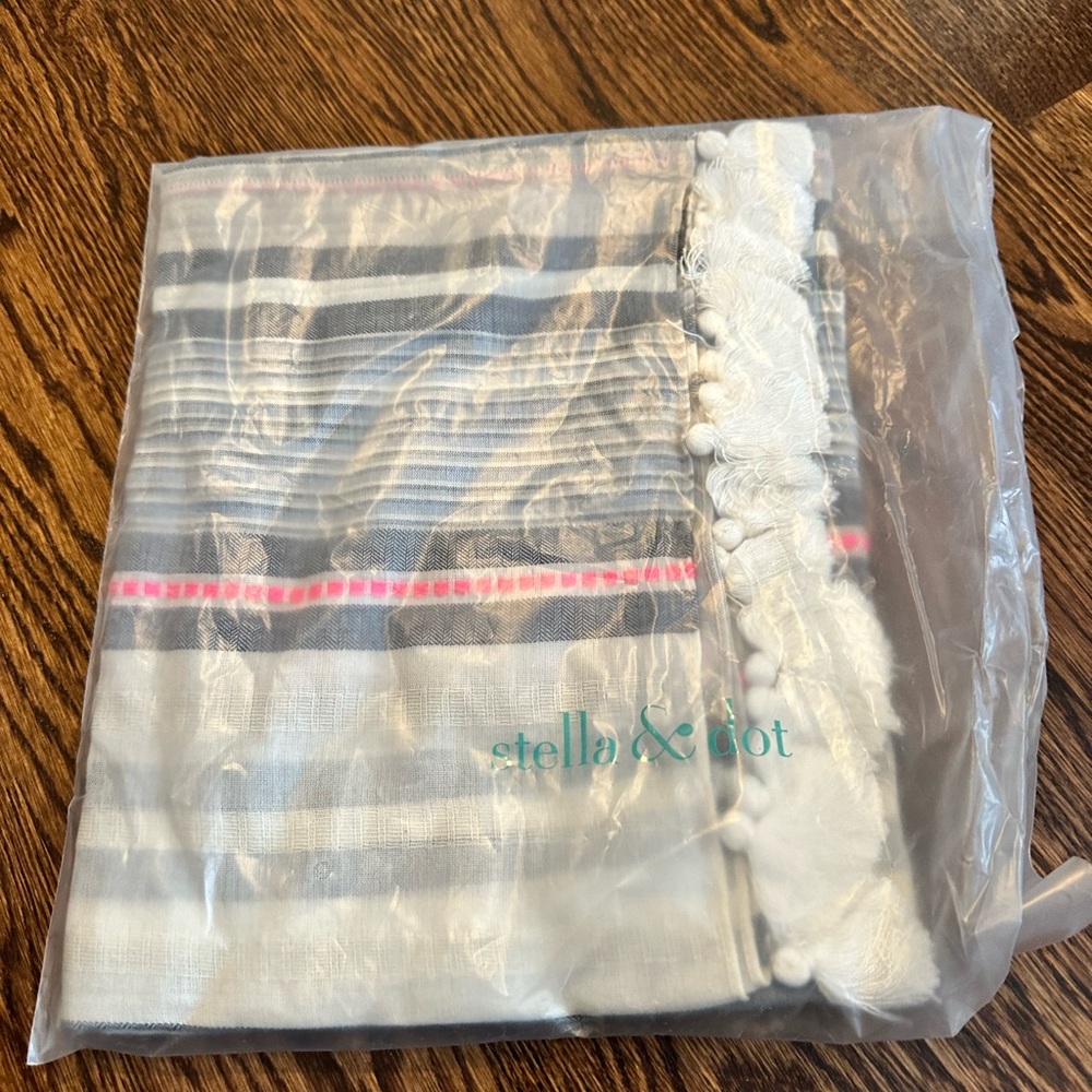 Stella and dot Embarcado Infinity scarf - new in package